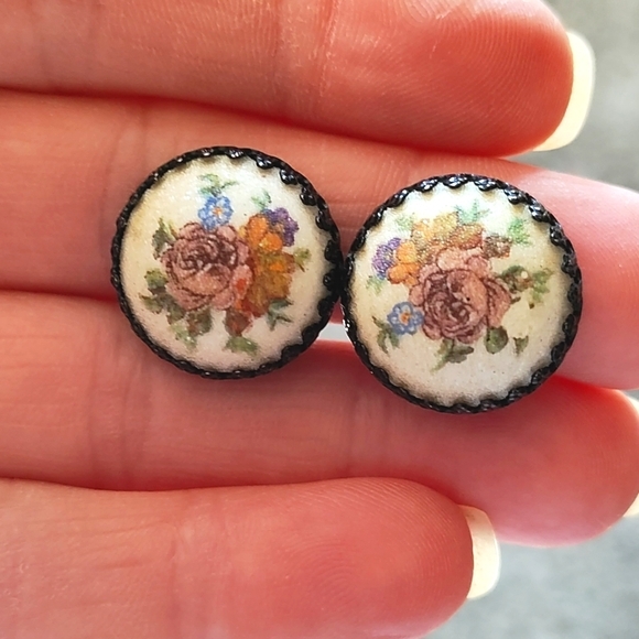 VINTAGE GERMANY SUGARED COATED CAMEO FLORAL BUTTON CLIP-ON .5" EARRINGS - Picture 3 of 10